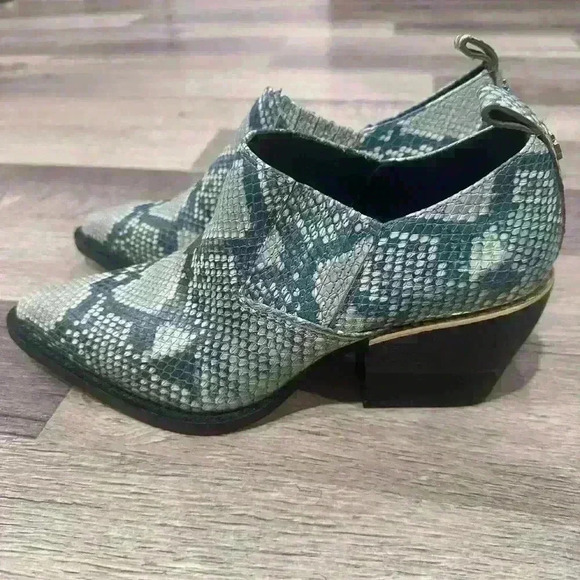 Dkny Shoes - DKNY WOMAN ROXY SNAKE-EFFECT LEATHER ANKLE BOOTS
ANIMAL PRINT
